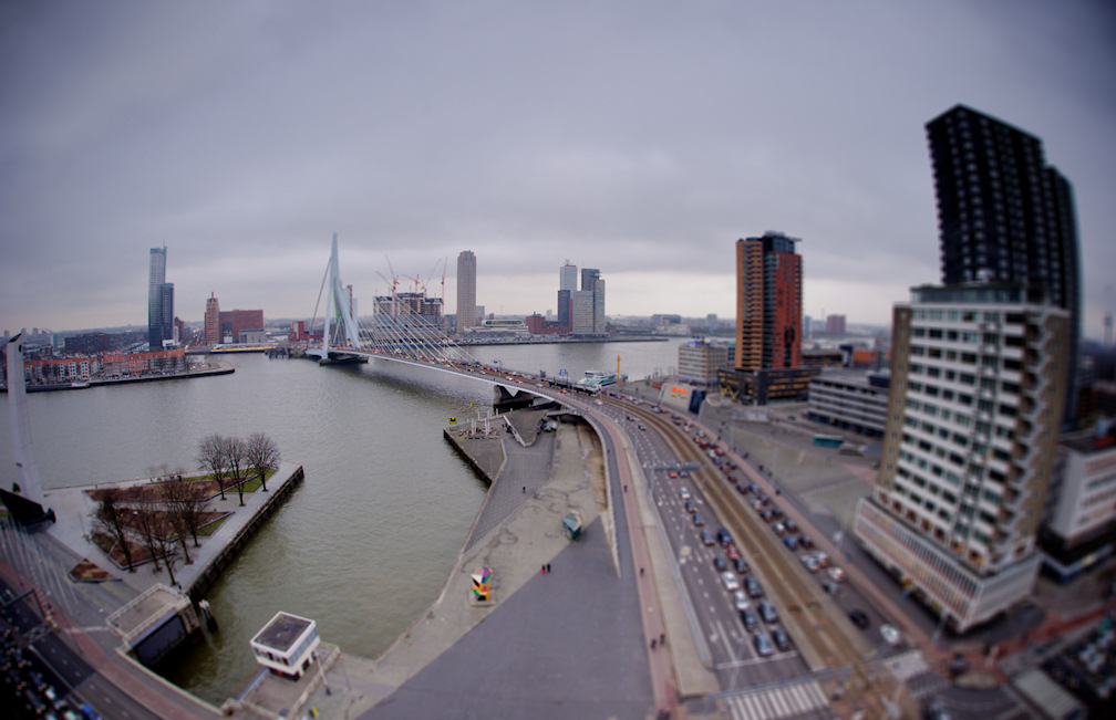 Uitzicht op de Erasmusbrug vanaf het balkon van het Inntel Hotel in Rotterdam