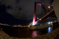 Willemsbrug in de avond