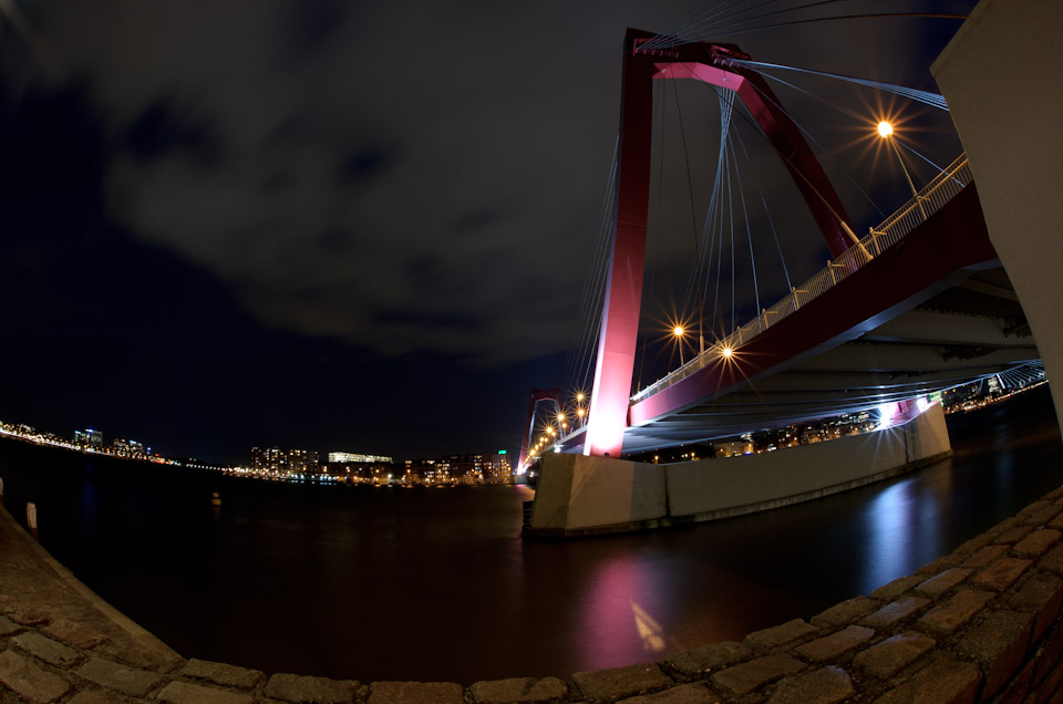 Willemsbrug in de avond