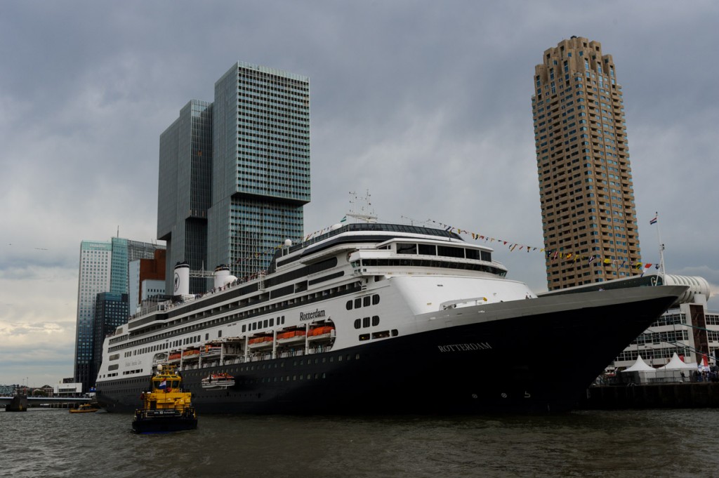 ms Rotterdam aangemeerd naast De Rotterdam