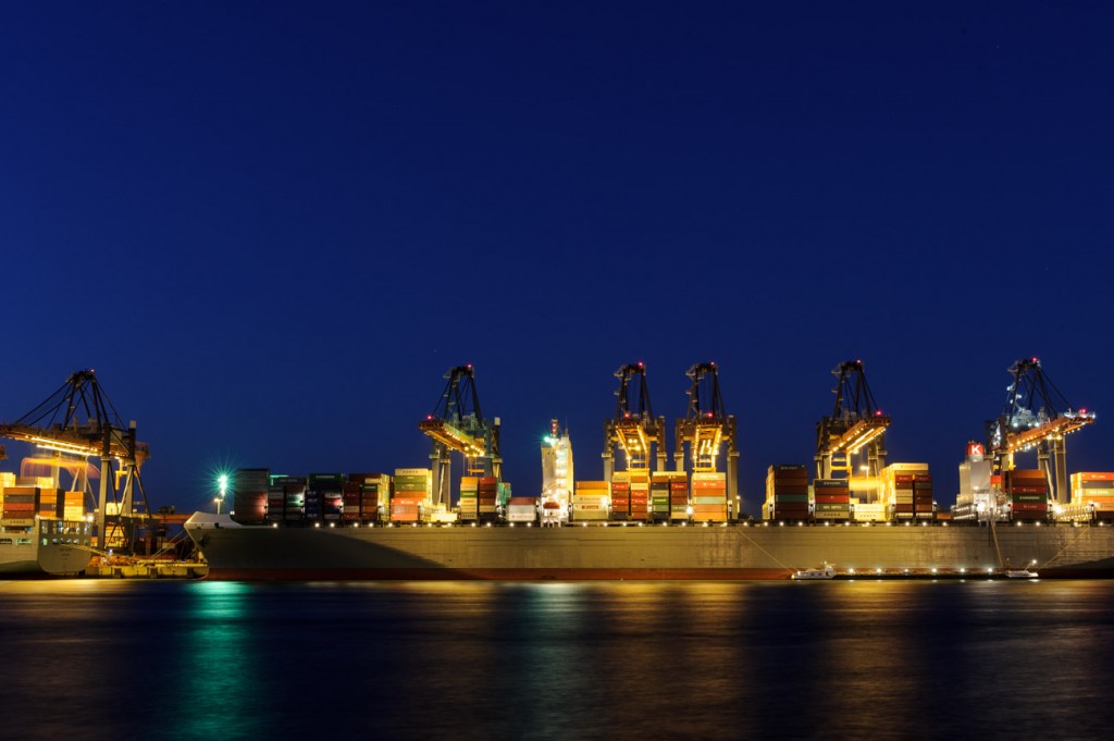 Containers stapelen op de Maasvlakte in Rotterdam